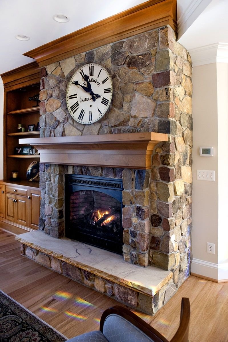 Отделка камина камнем