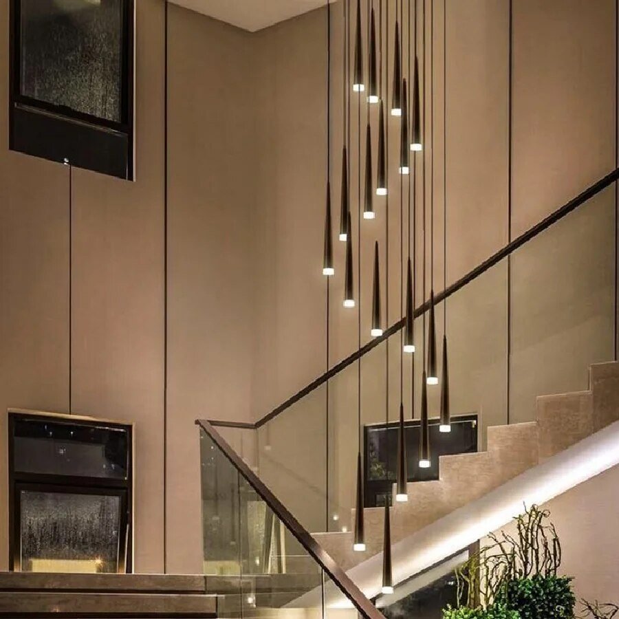 Люстра над лестницей