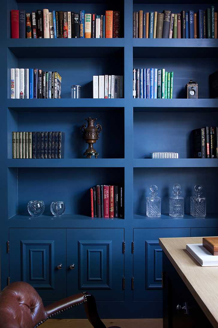 Синий книжный шкаф