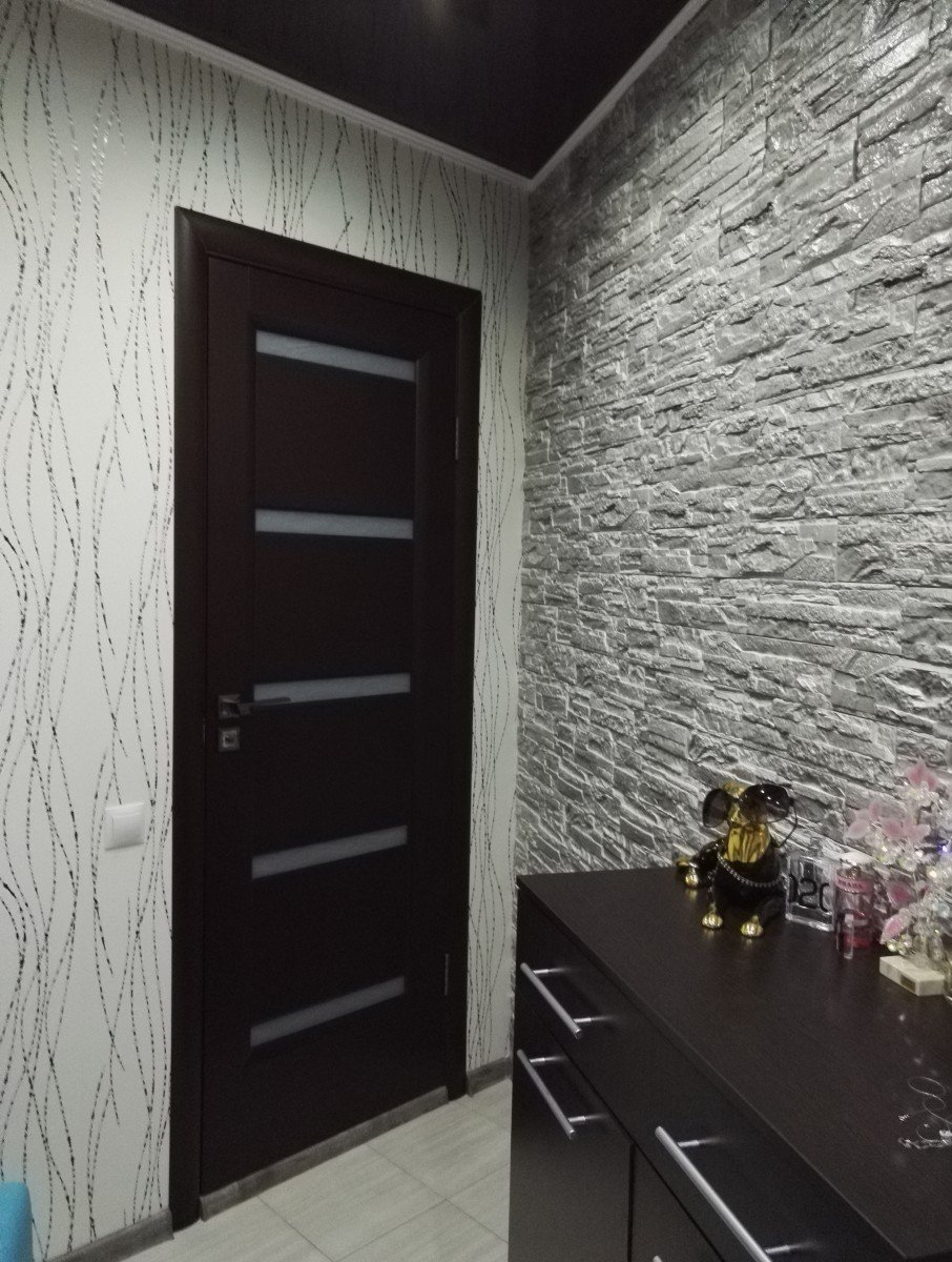 Серая декоративная штукатурка в коридоре