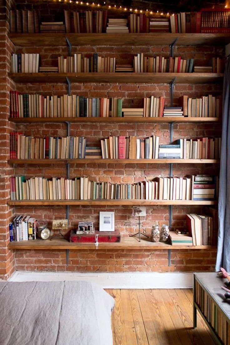 Книжные полки в деревянном доме