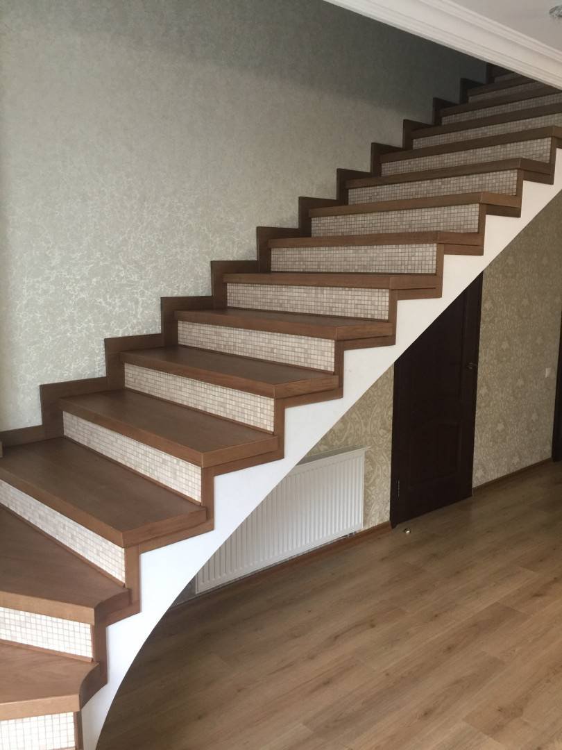 Бетонная лестница обшитая деревом