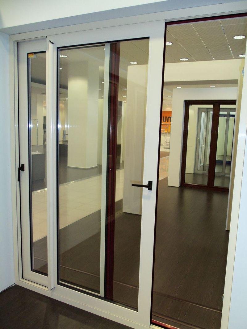 Пластиковые двери купе