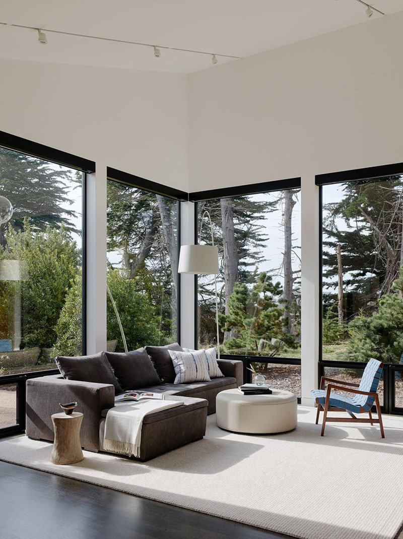 Гостиная с большими окнами