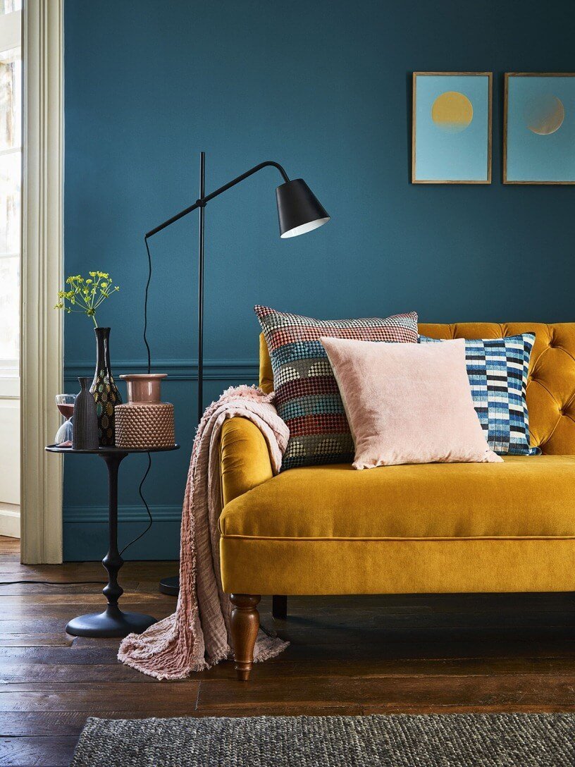 Горчичный диван в интерьере гостиной