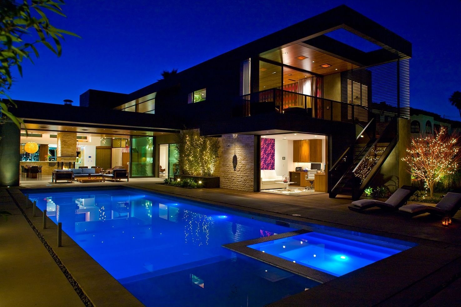 Дома с бассейном циан. Modern Mansion Лос Анджелес. Лос Анджелес бассейн. Дом с бассейном. Двухэтажный дом с байсейн.