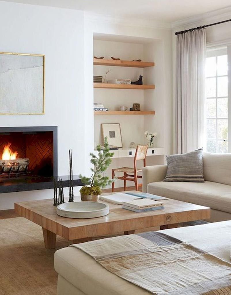 Светлая гостиная с камином