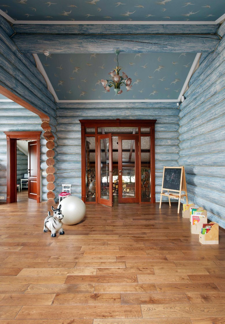 Окрашенный изнутри бревенчатый дом