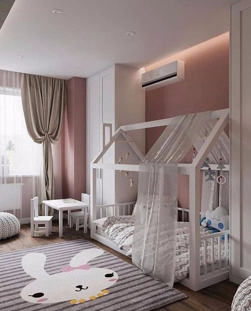 спальня с детской кроватью в одной комнате