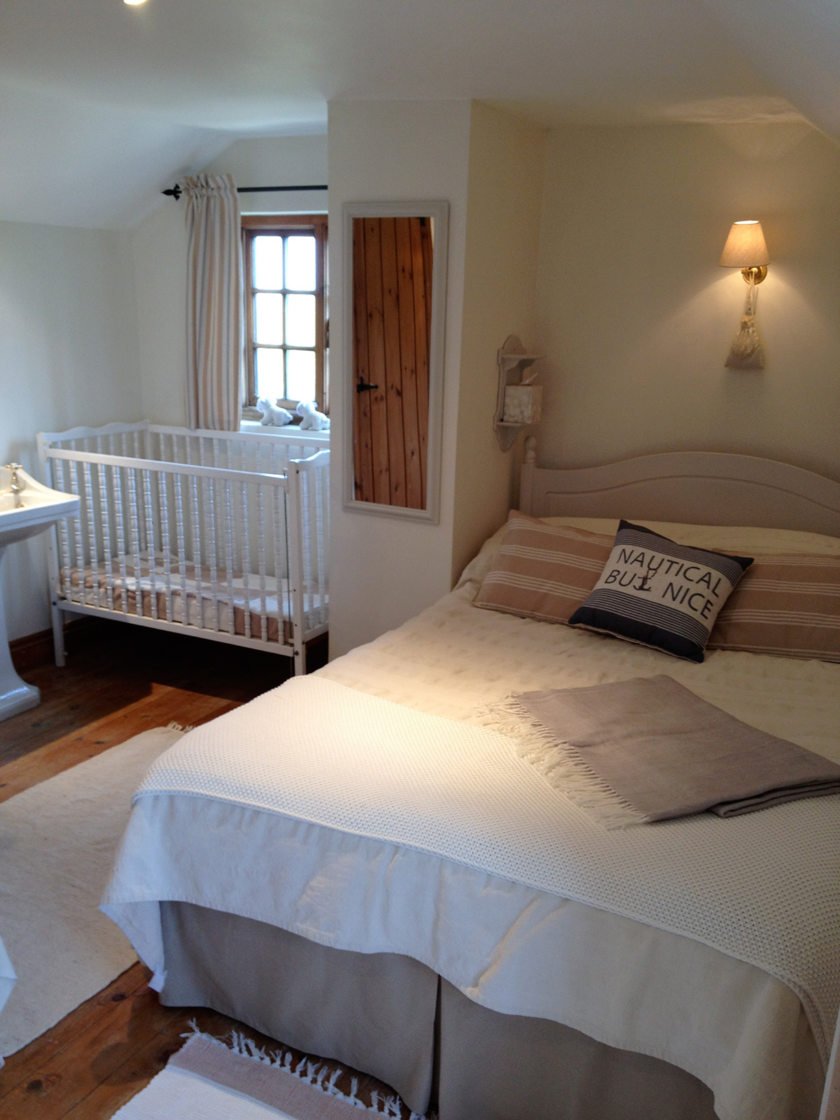 Маленькая спальня с детской кроваткой