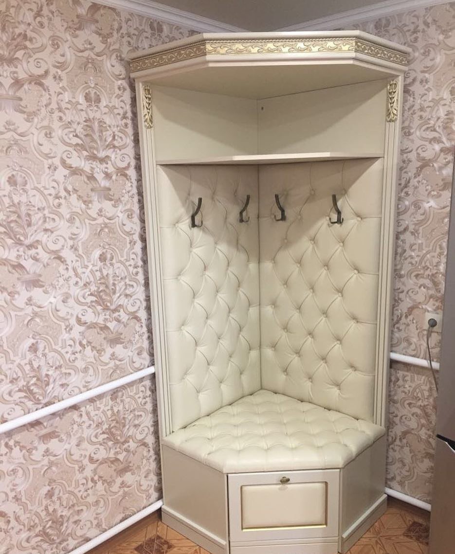 Угловой шкаф с пуфиком в прихожую