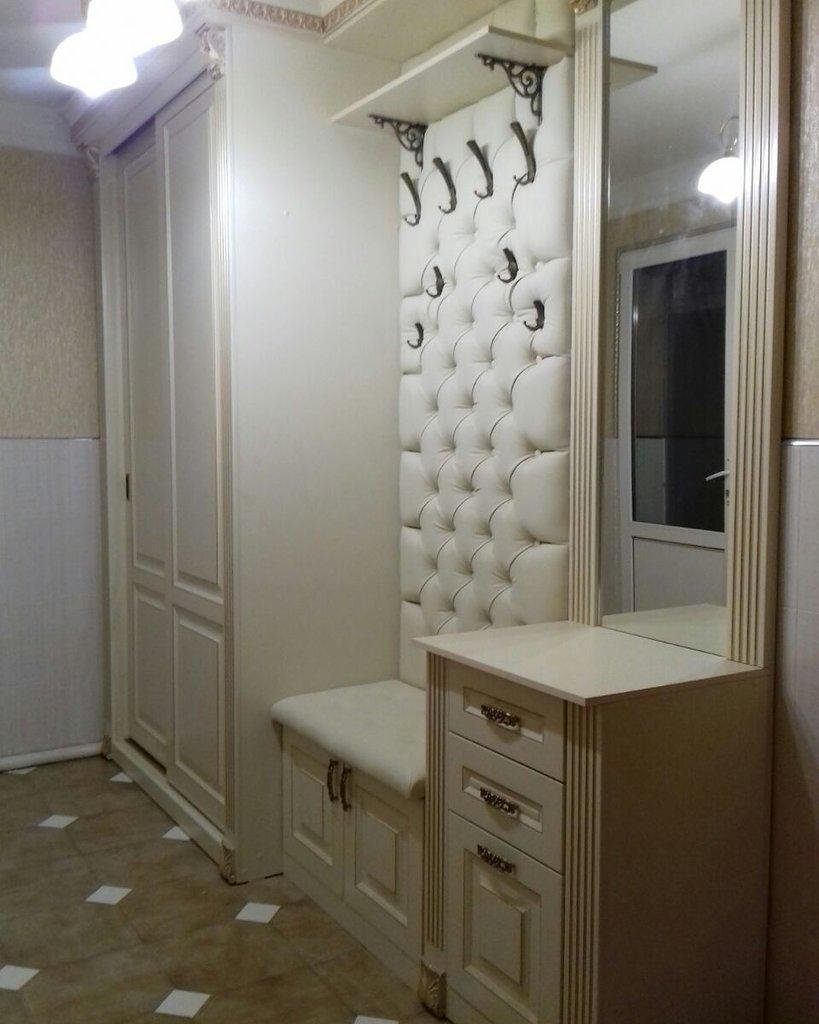 Прихожие с каретной стяжкой и шкафом