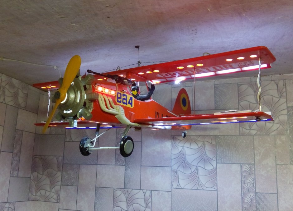 Светильник в виде самолета