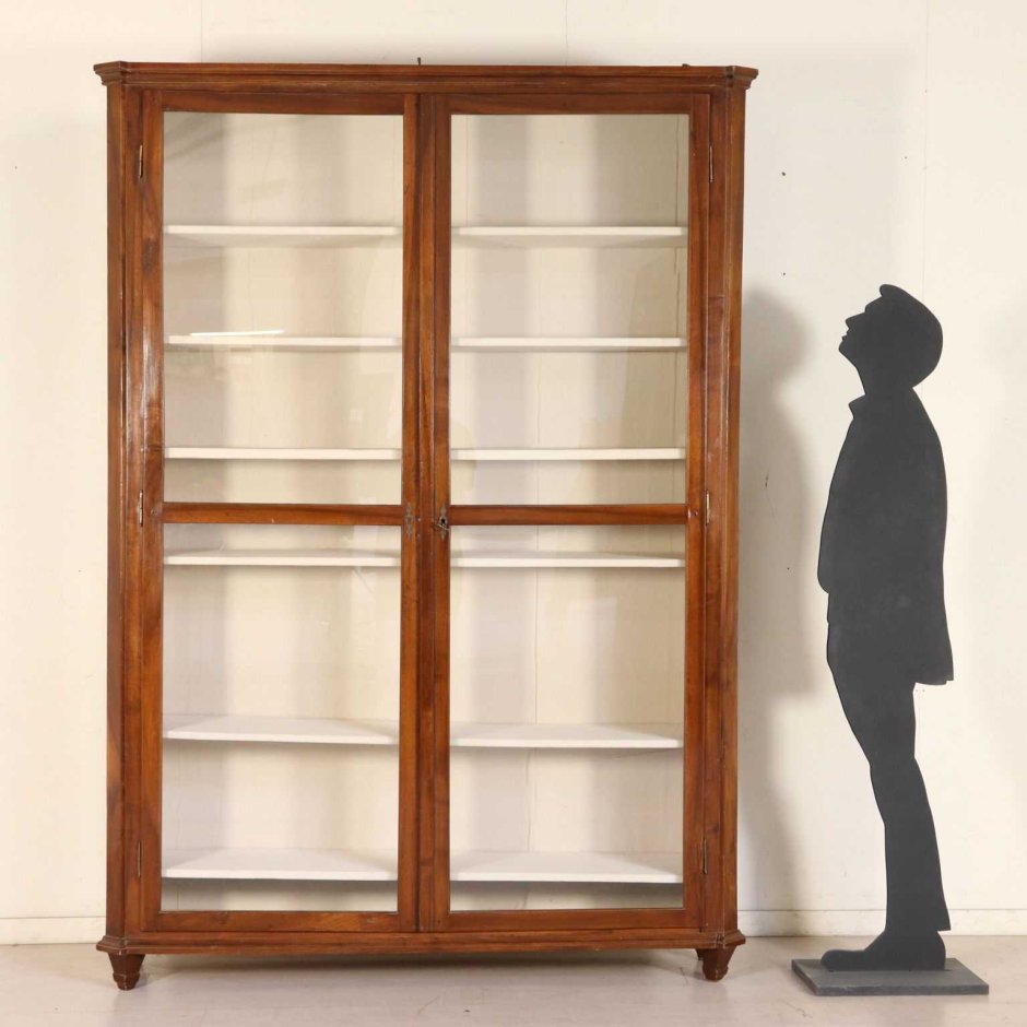 Шкаф для книг со стеклянными дверцами