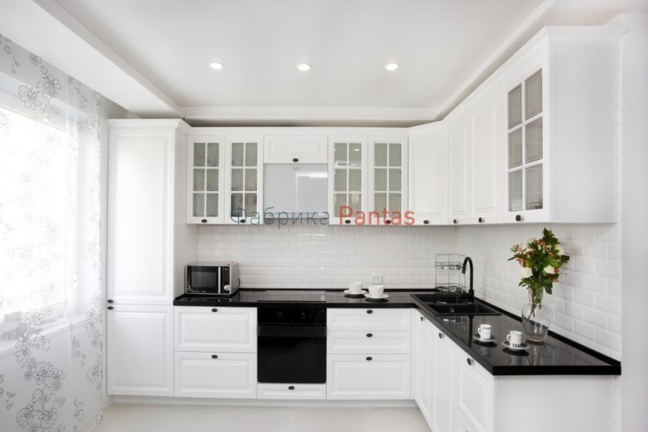 Кухни Неоклассика светлые с черной бытовой техникой