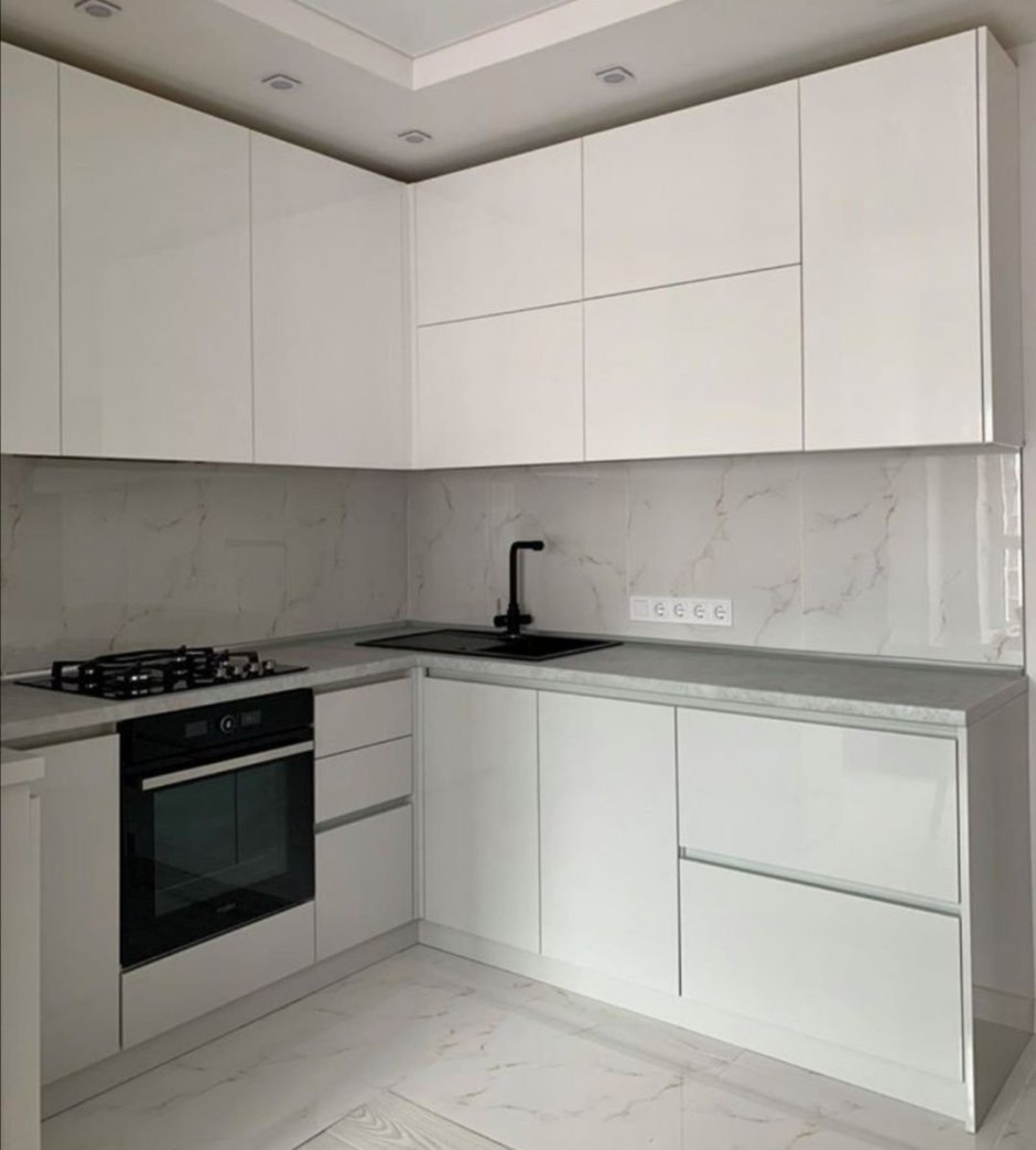 Кухня угловая белая матовая