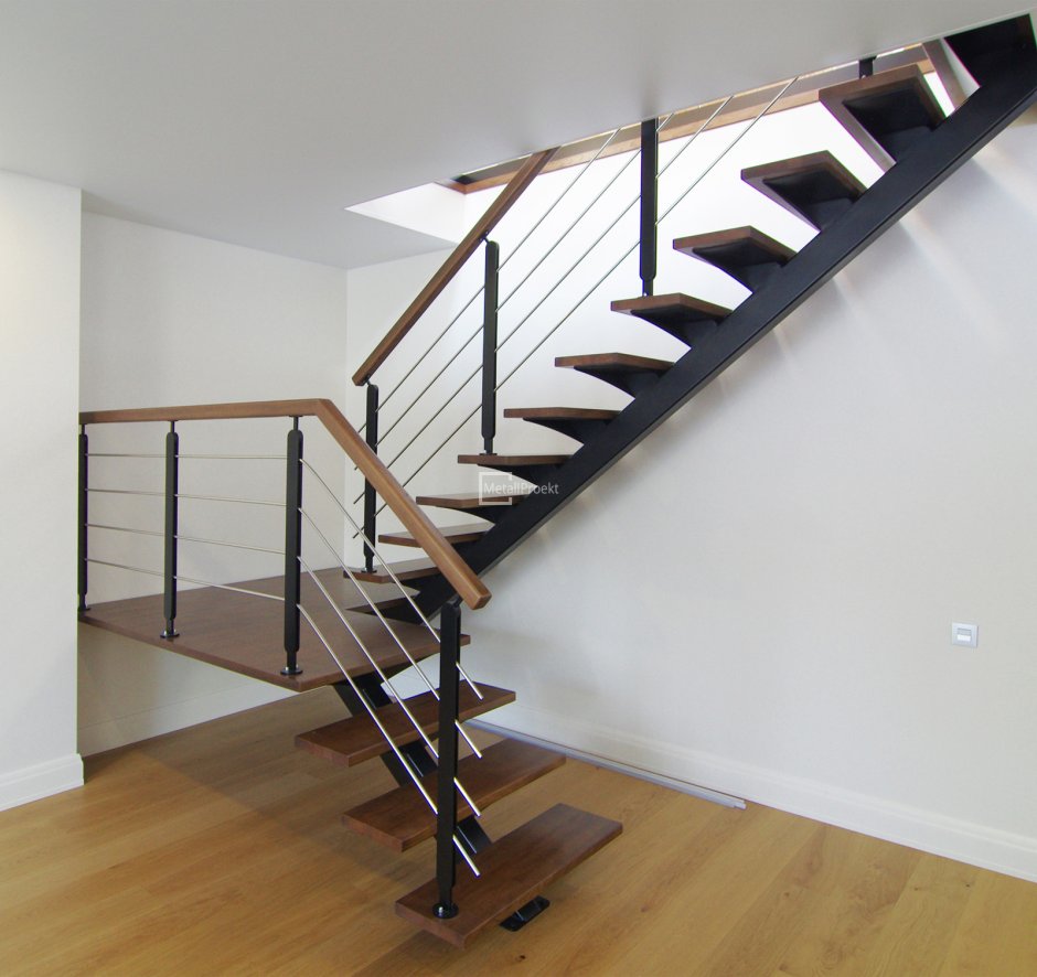 Лестница на второй этаж на монокосоуре