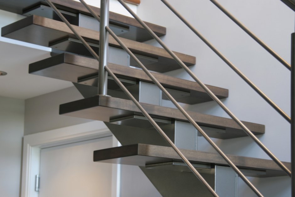 Лестницы на монокосоуре из металла