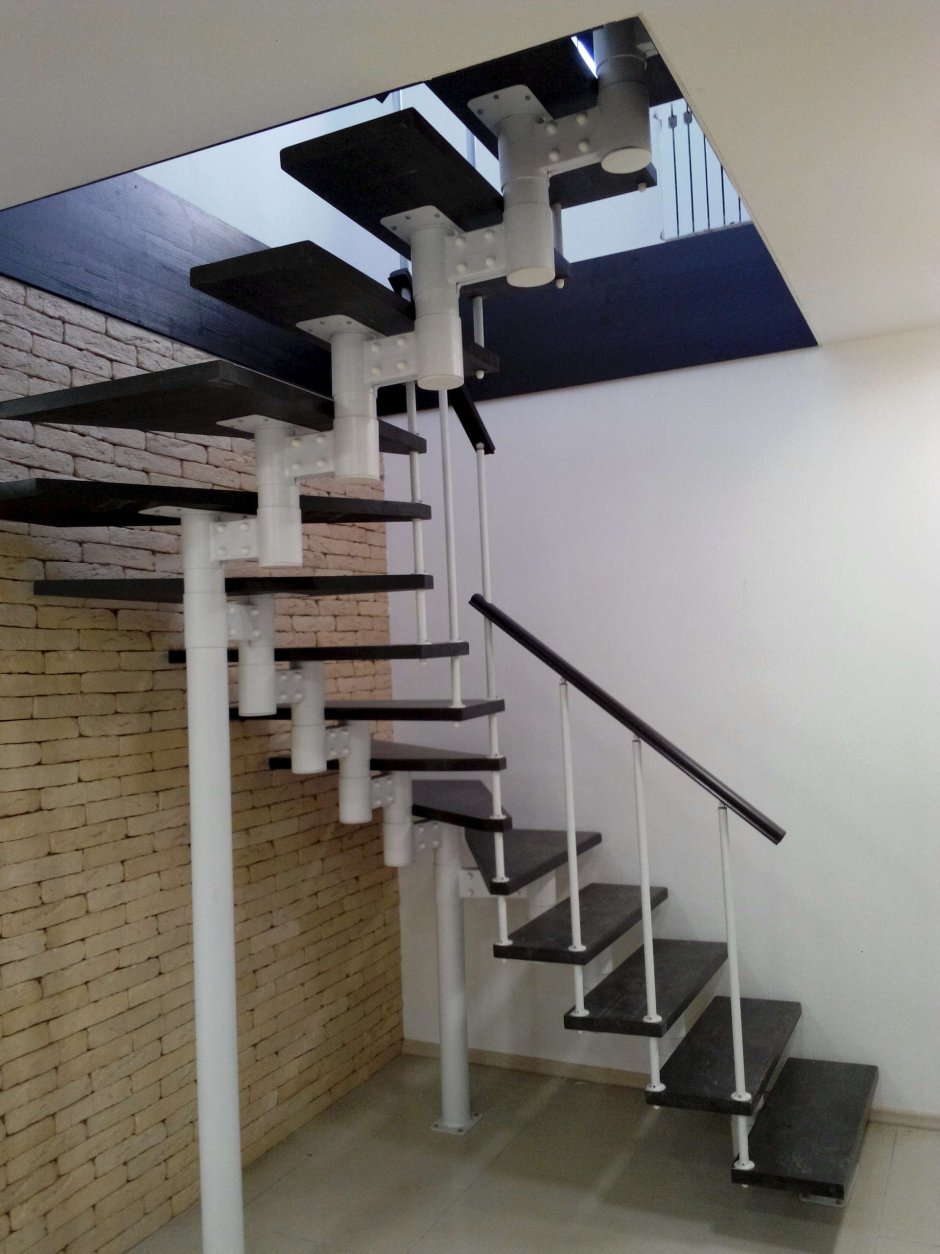 Лестница на монокосоуре с 4 забежными ступенями