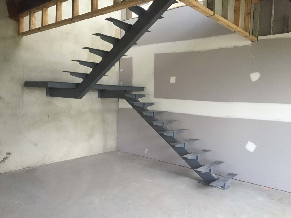 Металлические лестницы из двутавра на 2 этаж
