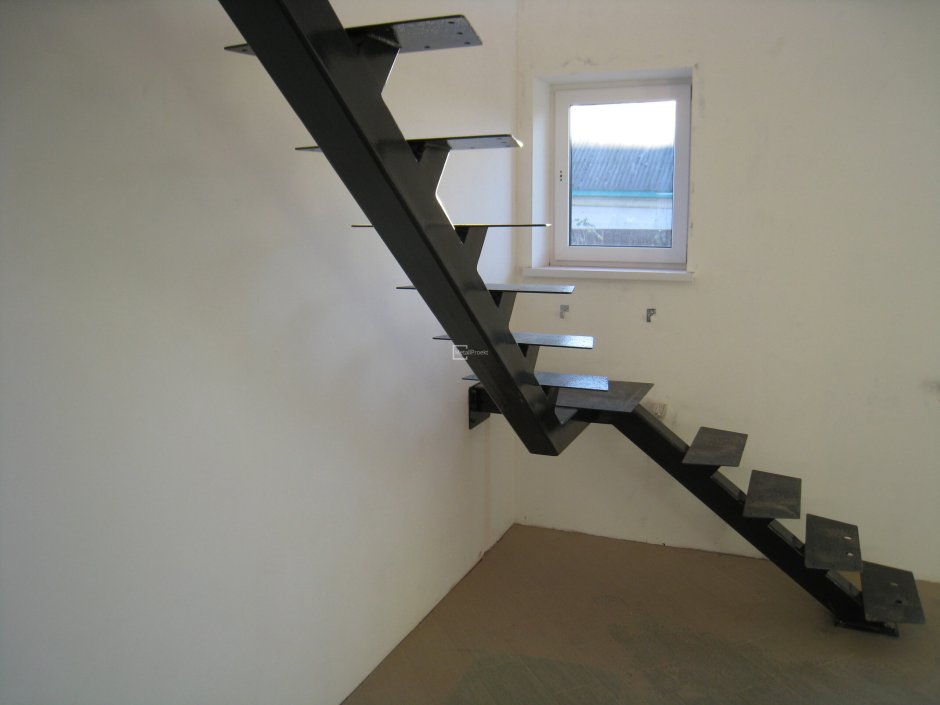 Лестница на монокосоуре металл