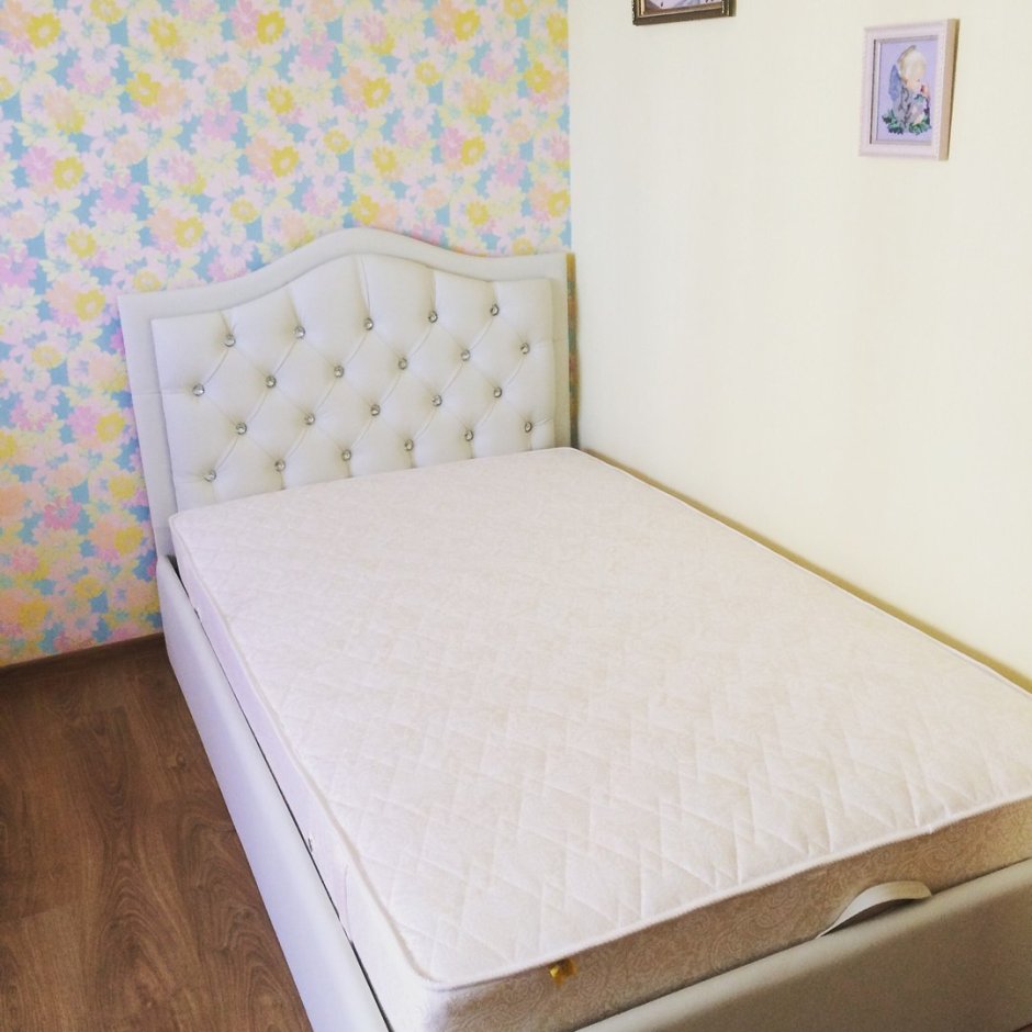 Односпальная кровать с каретной стяжкой