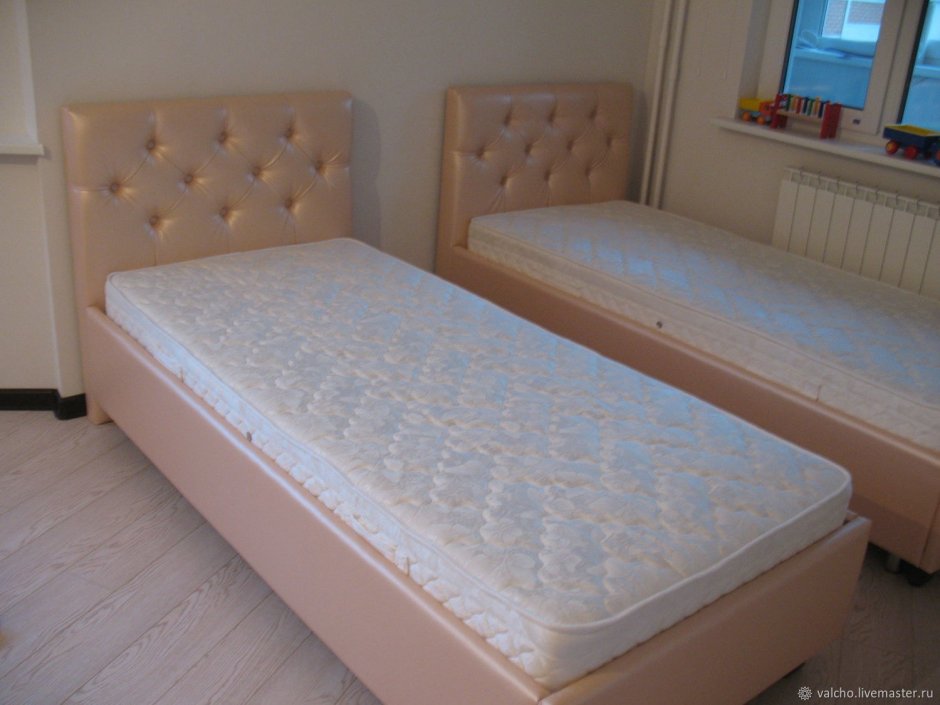 Односпальная кровать с мягким изголовьем