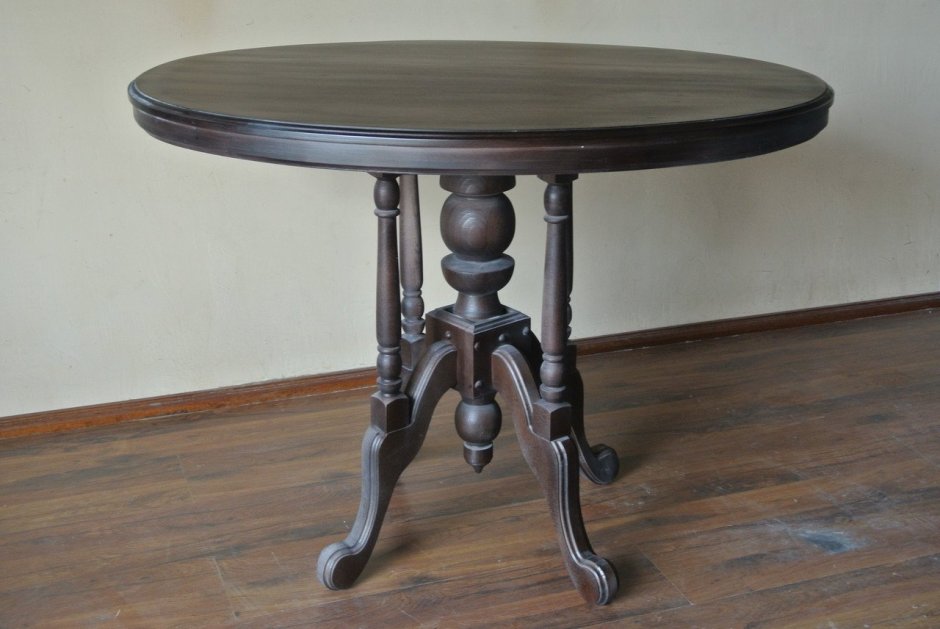 Круглый деревянный стол