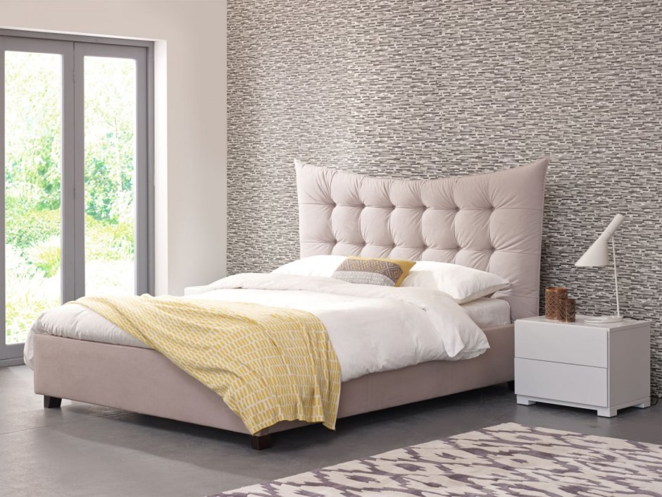 Кровать с мягким изголовьем