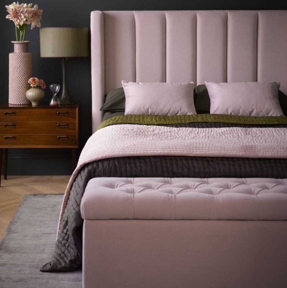 Кровать с мягким изголовьем