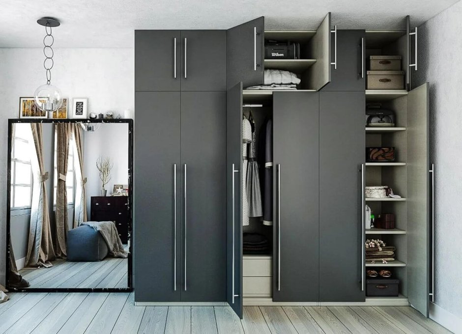 Гардеробная с распашными дверями