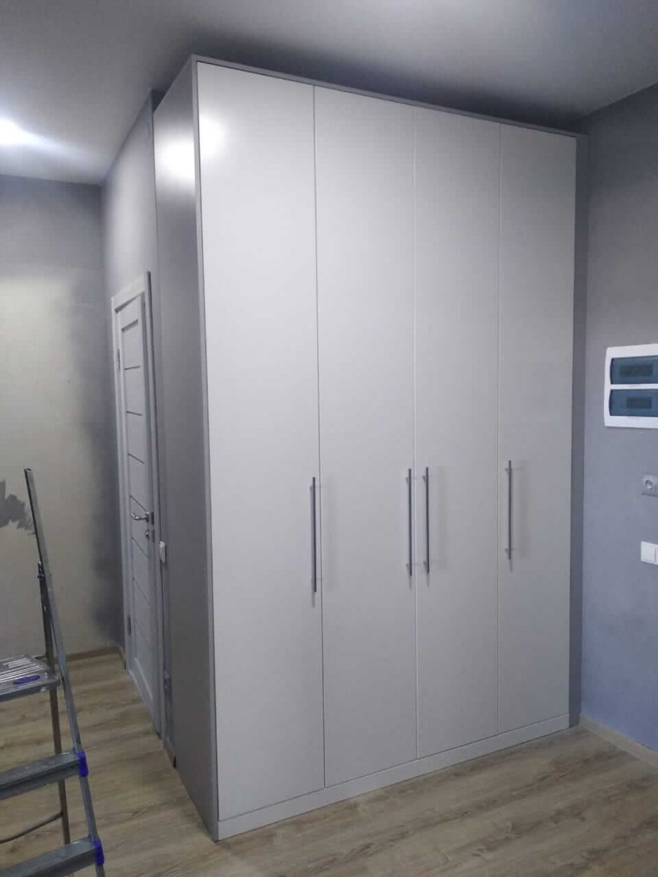 Шкаф светло серый распашной