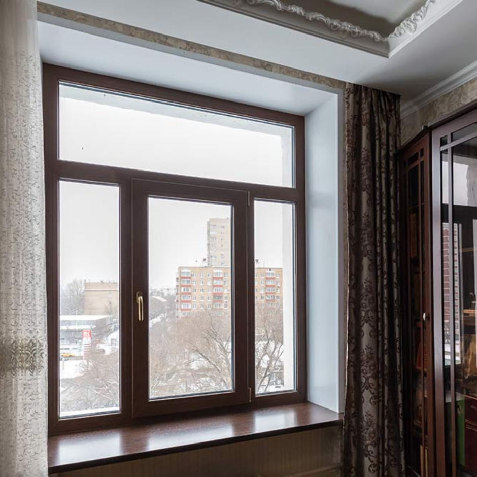 Коричневые пластиковые окна в интерьере
