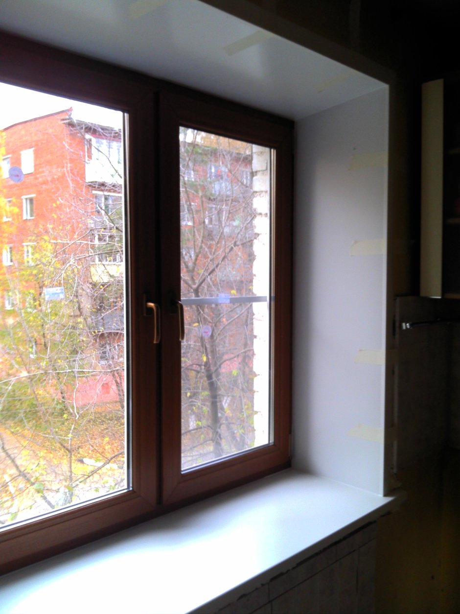 Белые окна с коричневыми откосами