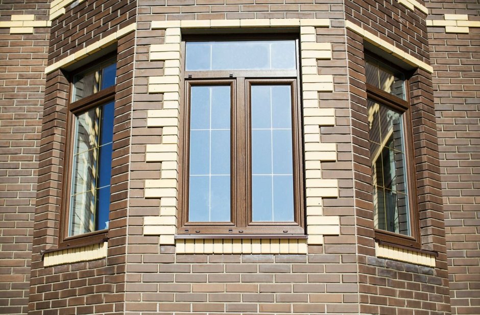 Коричневые окна с раскладкой