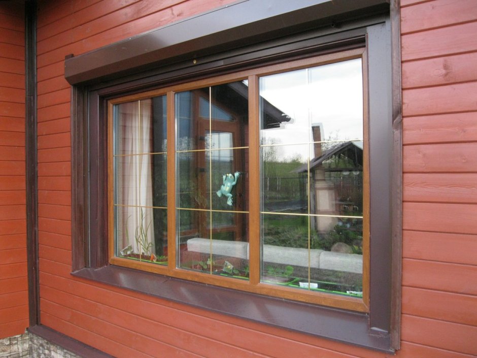 Окна снаружи коричневые