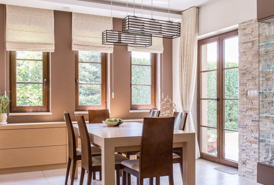 Коричневые окна в интерьере