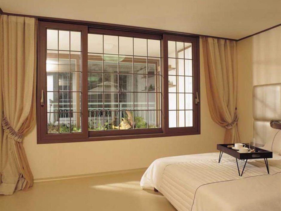 Коричневые пластиковые окна в интерьере