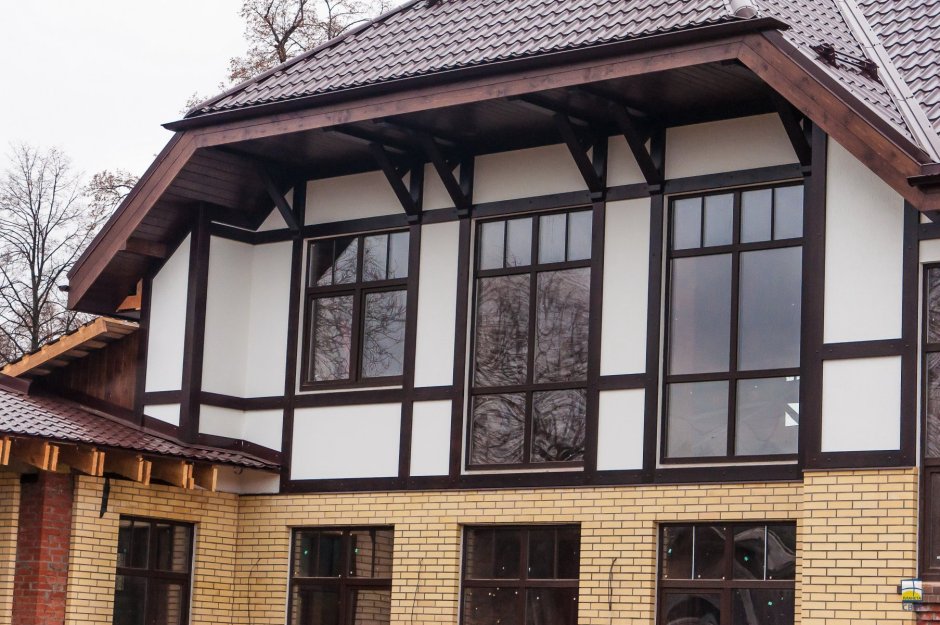 Коричневые окна с раскладкой