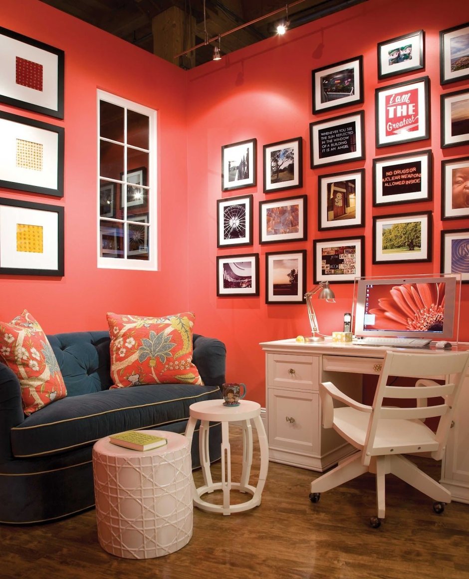 Коралловый цвет стен