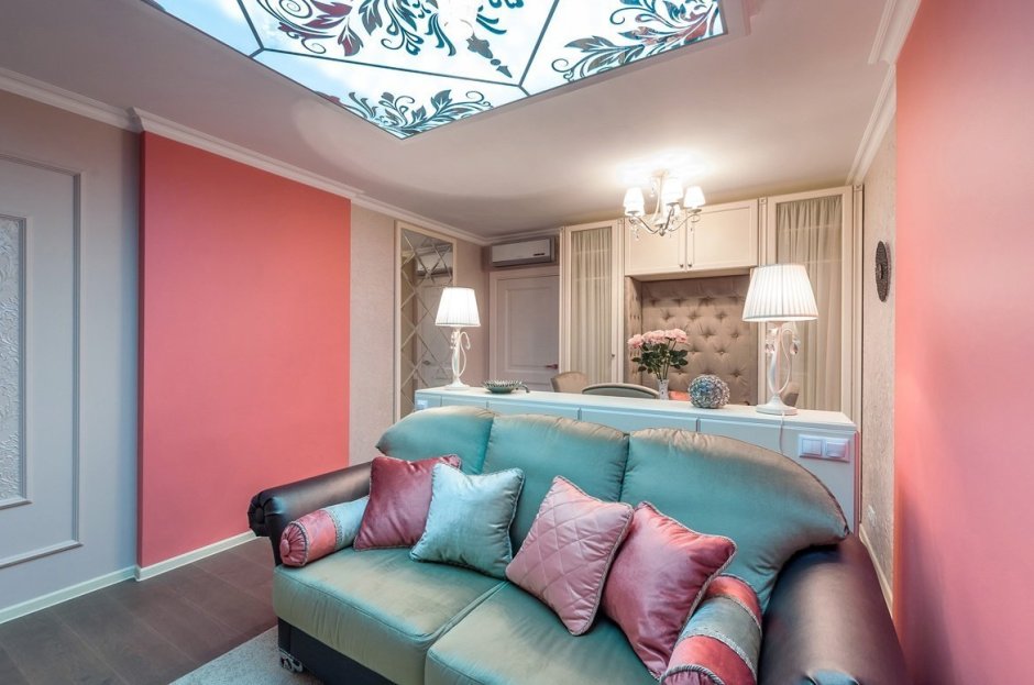 Коралловый цвет в интерьере гостиной