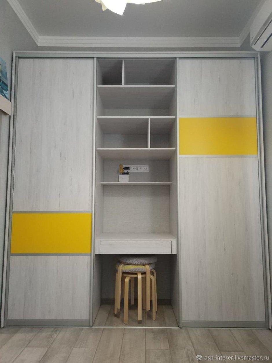 Шкаф со встроенным столом