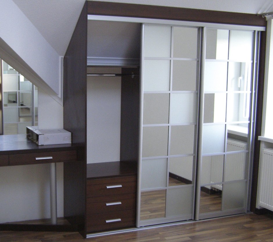 Компьютерный стол встроенный в шкаф