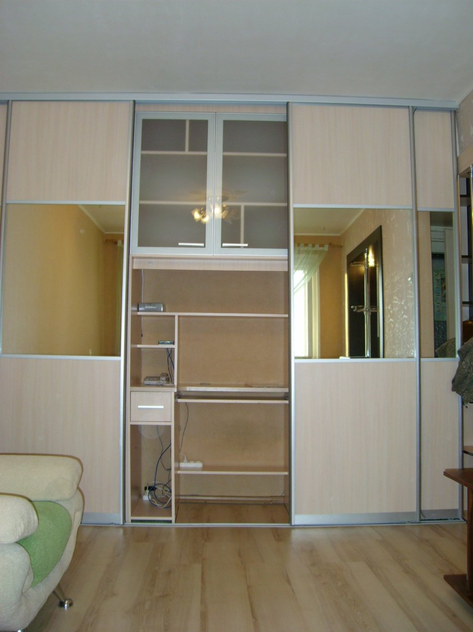 Стол встроенный в шкаф