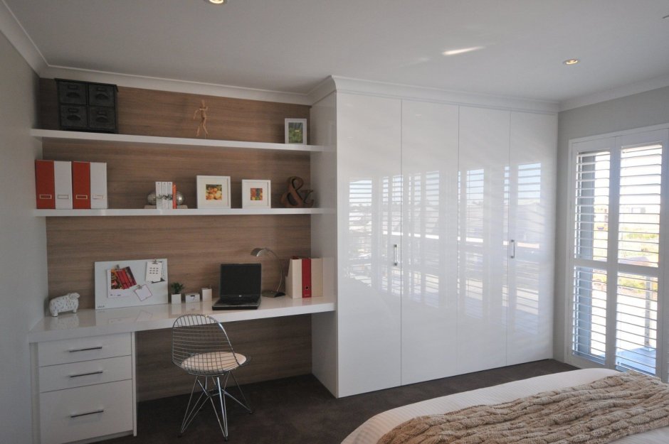 Стол встроенный в шкаф