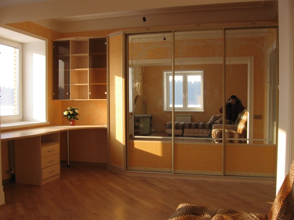 Угловой шкаф купе со столом