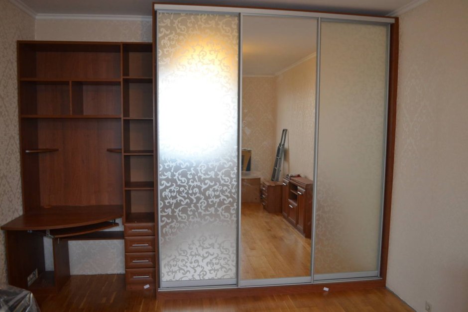 Шкаф купе со встроенным столом