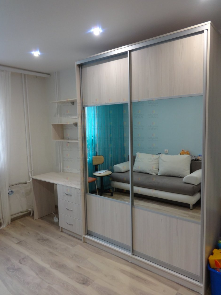 Стол встроенный в шкаф