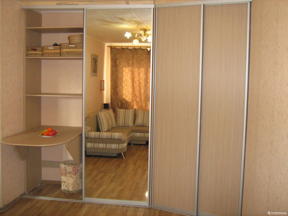 Шкаф купе со встроенным столом