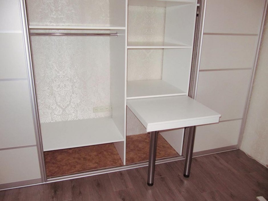 Шкаф купе с выдвижным столом